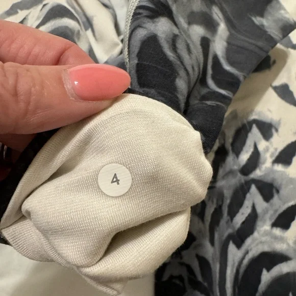 Lululemon leggings size 4 - Picture 3 of 3